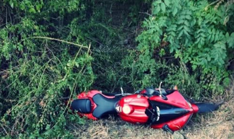 Na ceste medzi Modrou a Budmericami zomrel pri nehode motocyklista