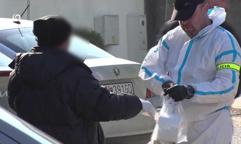 V rodinnom dome našli telo v kaluži krvi. Z miesta odviedli staršieho muža