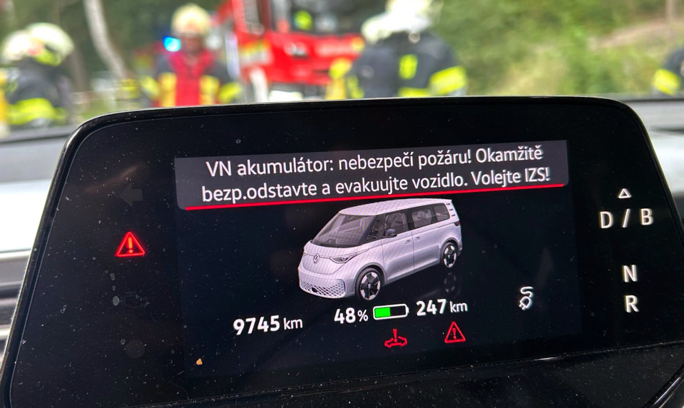 Elektromobil varoval vodičku pred možným požiarom. Hasiči museli zasiahnuť