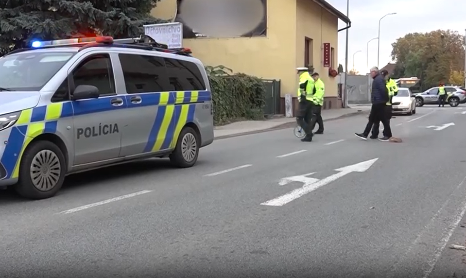 Seniora zrazilo auto na priechode pre chodcov. V nemocnici bojuje o život