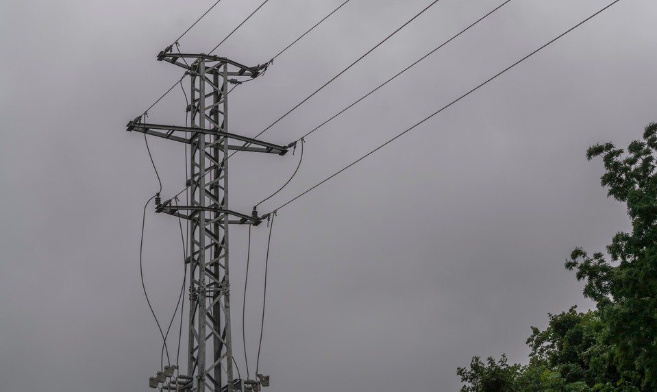 Štrnásťročný chlapec vyliezol na stožiar. Dostal ťažký zásah elektrickým prúdom
