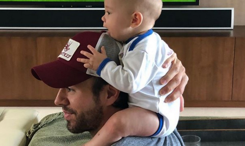 Enrique Iglesias v 50-tke po štvrtýkrát otcom: Uverejnil fotku nového prírastku!