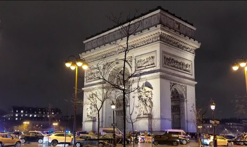 Dráma pri Víťaznom oblúku: Polícia zastrelila útočníka s nožom