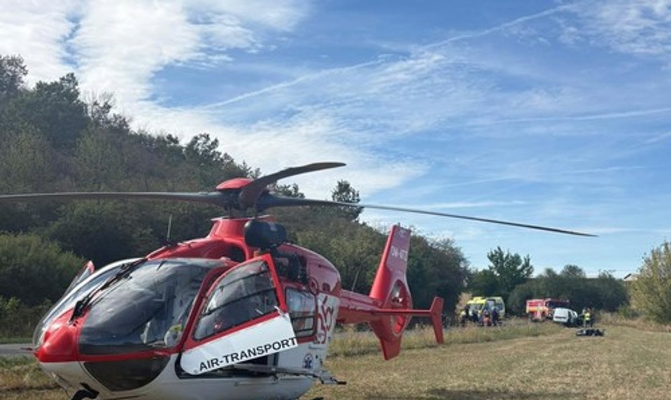 Vážna nehoda pri Kamenici nad Hronom: Zrazili sa dva motocykle s autom, zasahoval aj vrtuľník