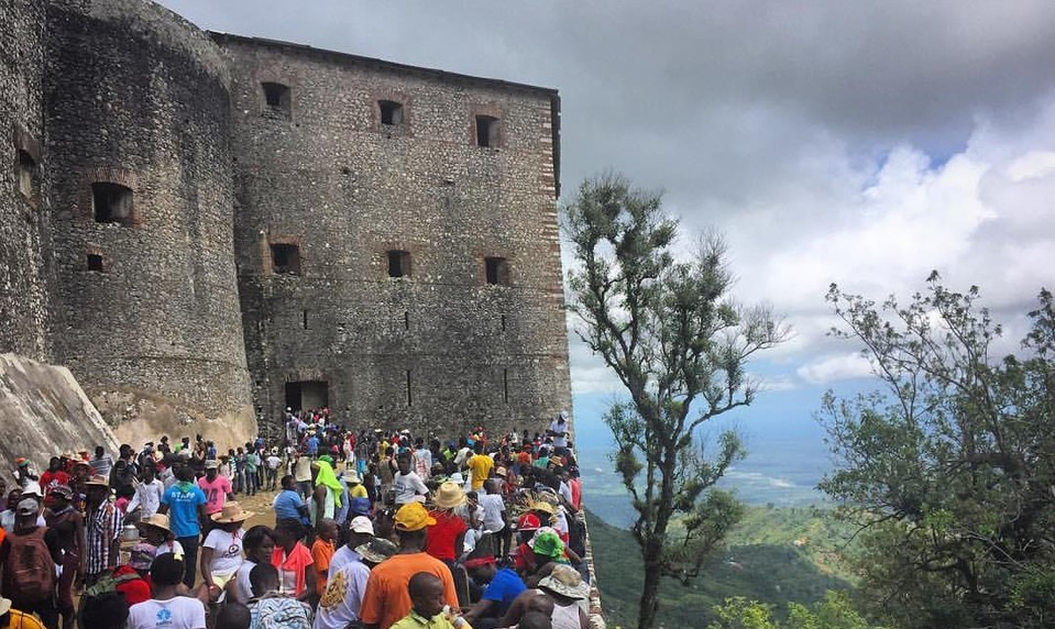 V tlačenici medzi návštevníkmi turistickej atrakcie na Haiti zomrelo 30 ľudí, najmä detí