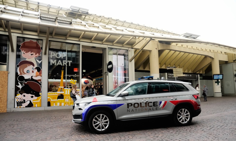 Streľba na predmestí Paríža: Jeden človek zomrel, ďalší štyria sú zranení