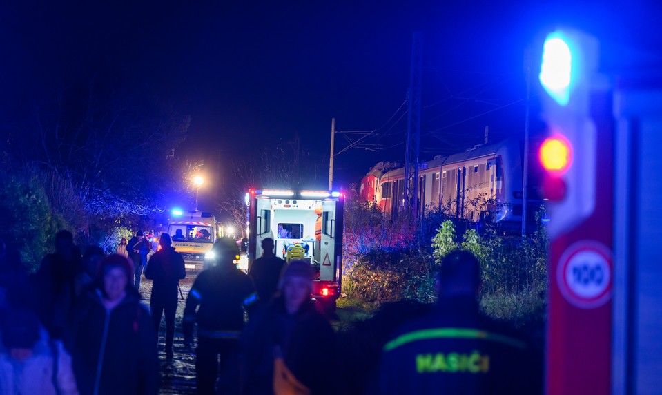 Vážne zranených po zrážke vlakov previezli do nemocnice. Prevádzka bola obnovená