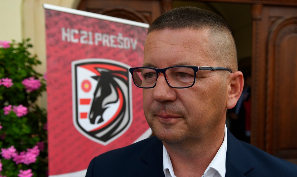 Majiteľ hokejového klubu skončil v rukách polície. Obvinenia padajú aj na jeho syna