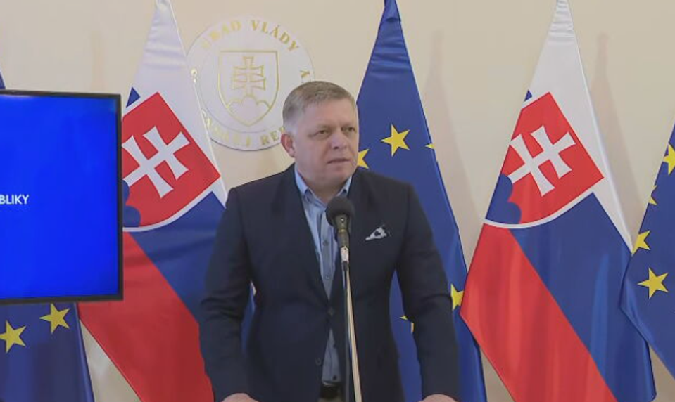 Premiér Robert Fico sa zranil. Informoval o tom na tlačovej besede