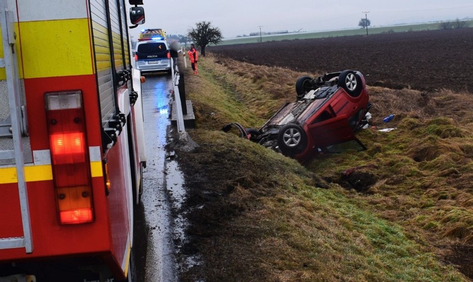 Opitý vodič nezvládol jazdu medzi Badínom a Zvolenom. Auto skončilo na streche