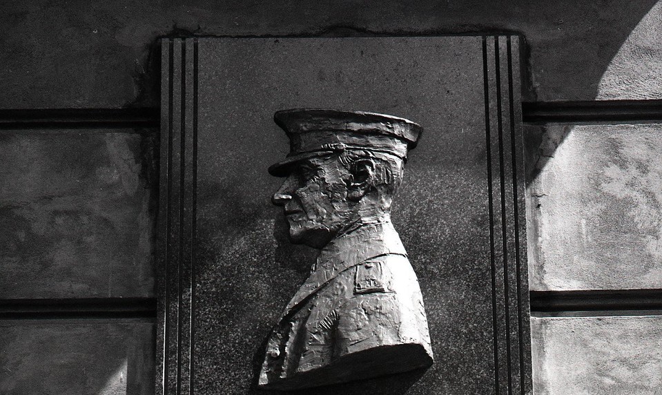 Pamätnú tabuľu generálovi Viestovi odhalili v Košiciach v roku 1947. Neskôr ju odstránili