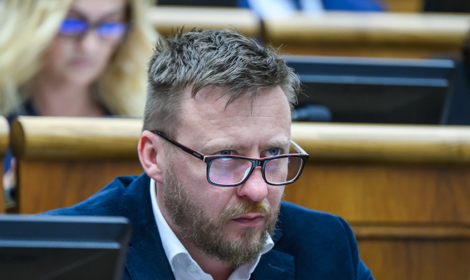 Lekári bijú na poplach: Kotlárove hoaxy ohrozujú životy. Žiadajú Fica o jeho odvolanie