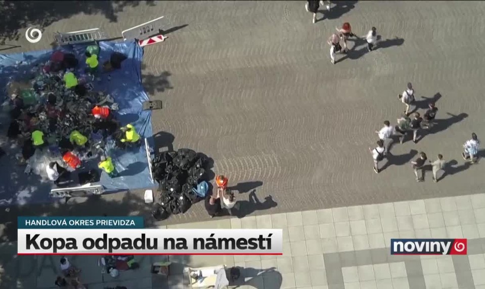 Kopa odpadu na námestí