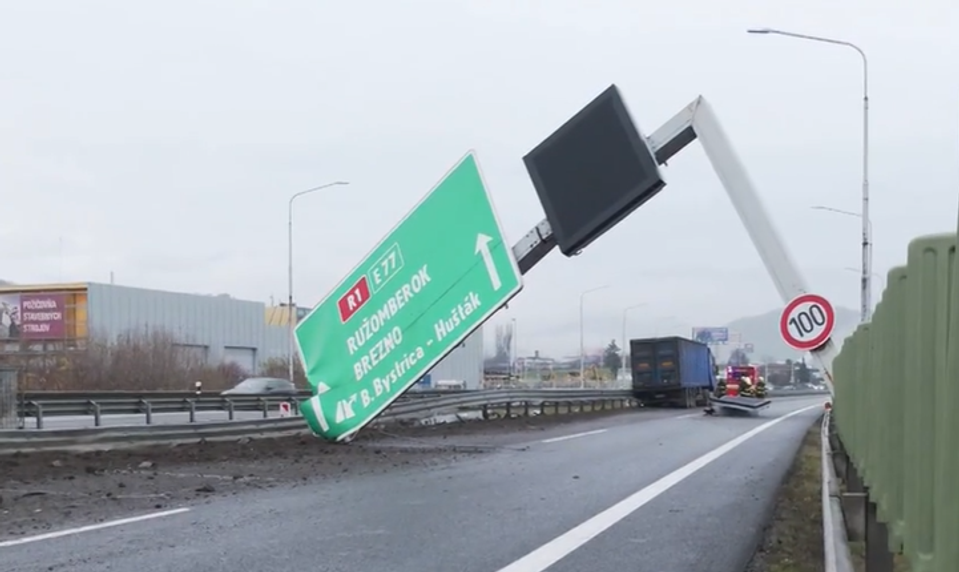 Kamión vrazil do zvodidiel a zdemoloval návestidlo, ktoré zablokovalo cestu