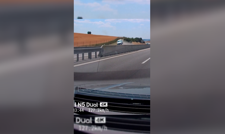 VIDEO: Dramatické zábery z nehody. Auto vymrštilo do vzduchu