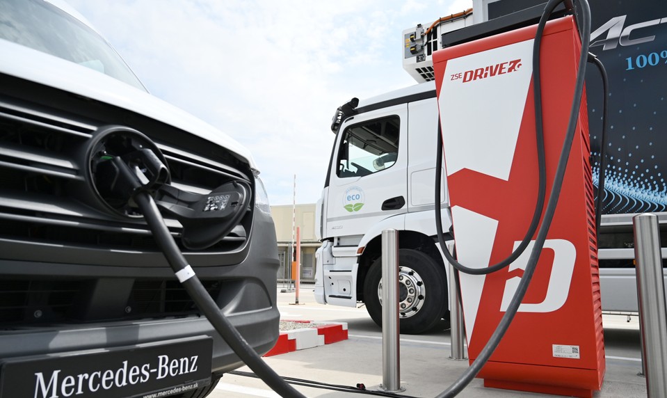 Odborníci hovoria, že vojna s Iránom je „budíček" pre Európu a prechod na obnoviteľné zdroje energie