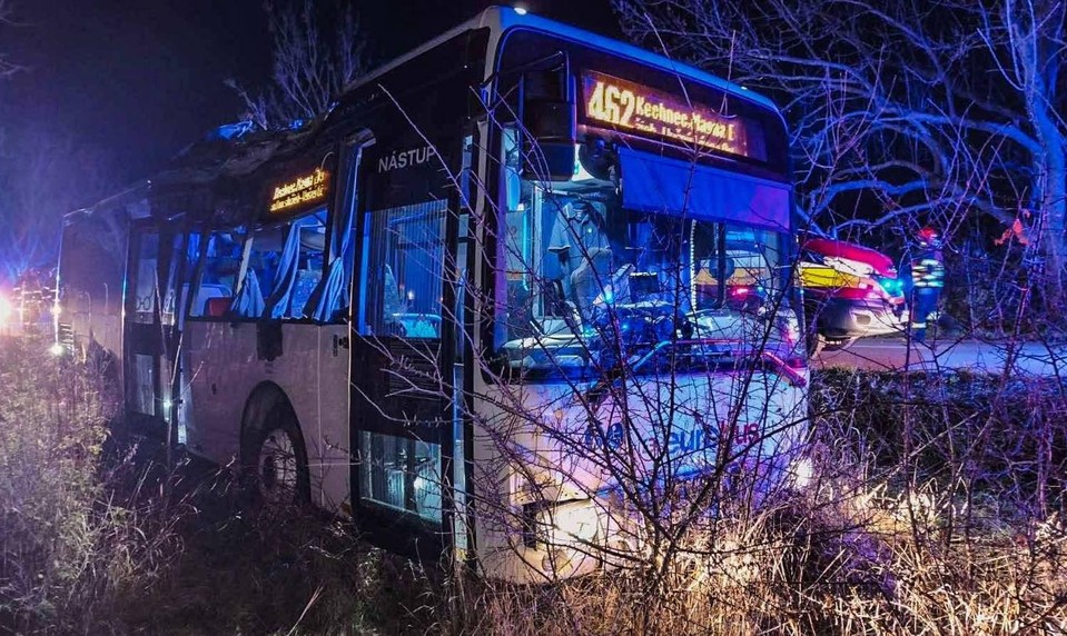 Autobus s cestujúcimi narazil do stromu, zranilo sa viacero ľudí