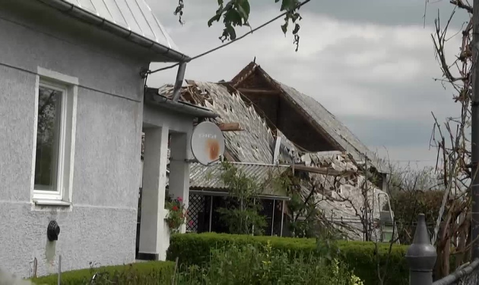 Zničené strechy a rozbité autá. Škody zo živelnej pohromy odhadujú na 2 milióny eur