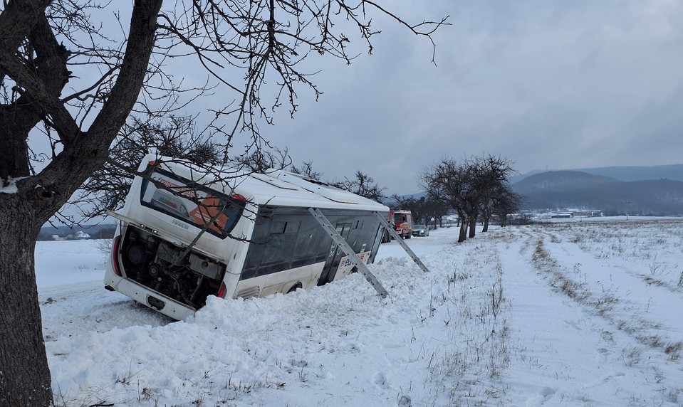 Autobus plný detí zišiel z cesty. Desiatky cestujúcich museli evakuovať hasiči