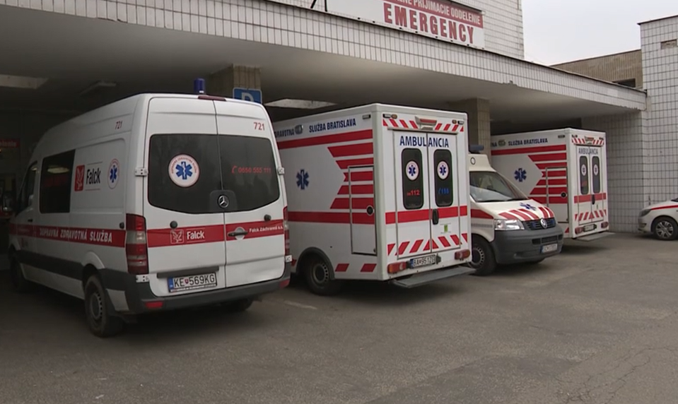 Muža, ktorý sexuálne napadol ženu v sanitke, sudca do väzby nevzal