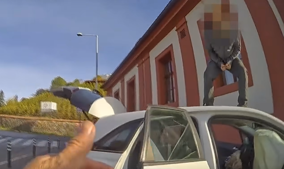 VIDEO: Pred očami policajta muž nabúral s autom do steny. Po prebratí sa správal bizarne
