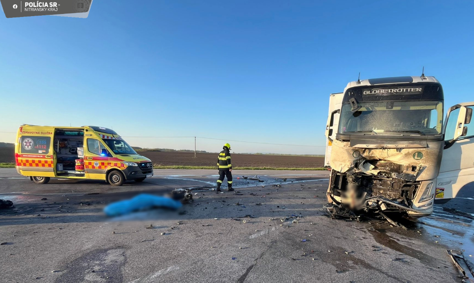 Motorkár (49†) zomrel po zrážke s kamiónom. Po náraze motocykel začal horieť