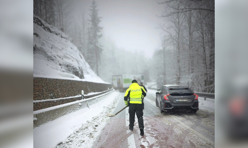 Sneh a skrížený kamión uzavreli priechod Vernár v oboch smeroch