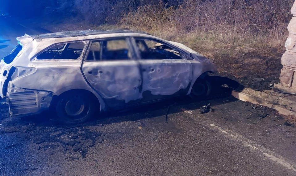 Auto narazilo do mosta a vzbĺklo. Vodič vnútri uhorel