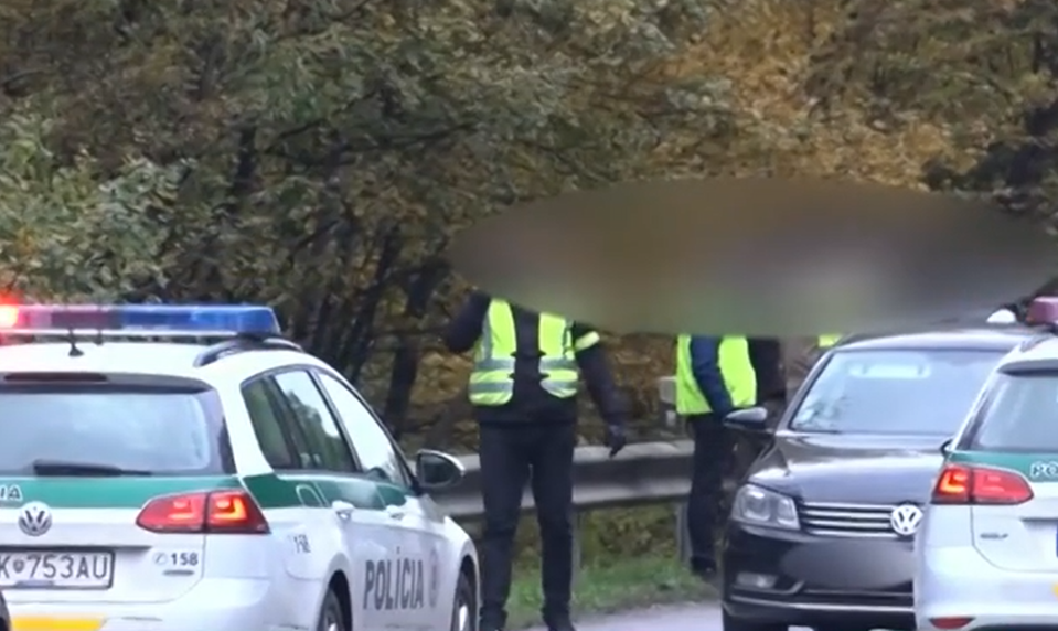 Kukláči s policajným psom zastavili auto pri Prešove: Dvojica skončila v putách