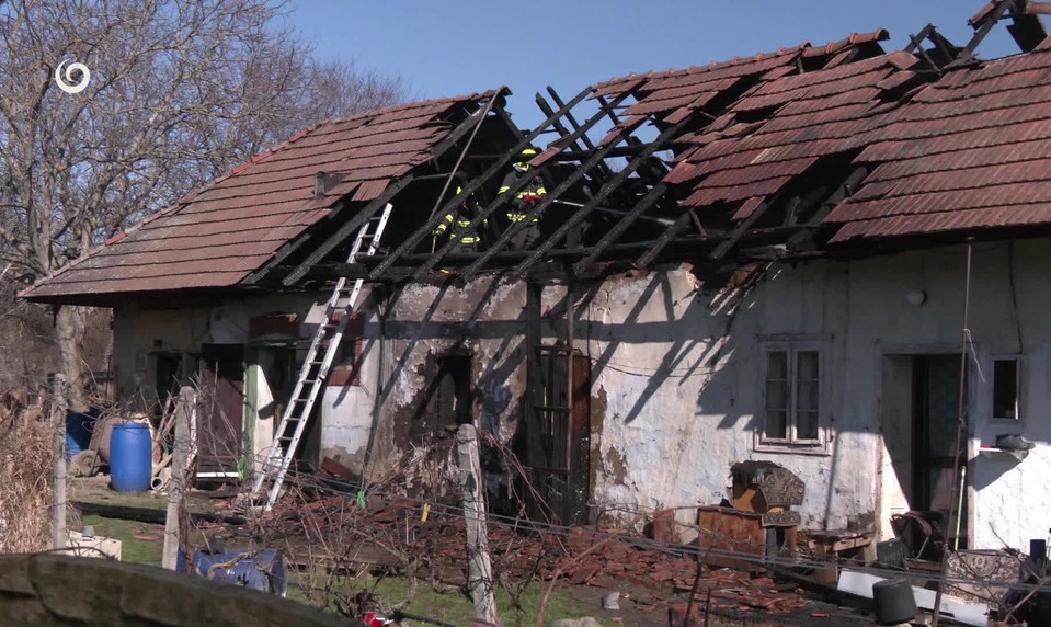 Dom v Hosťovej zachvátili plamene. Pri požiari pomáhali susedia