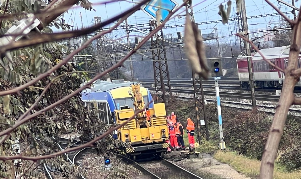 Na bratislavskej hlavnej stanici sa vykoľajil vlak. Viaceré spoje meškajú