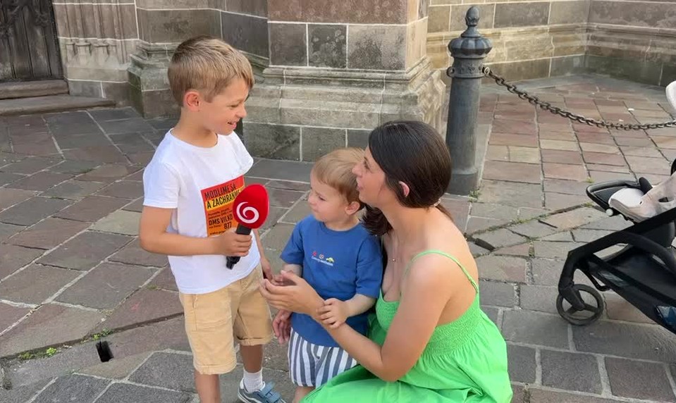 Otec kráča z Košíc do Levoče. Púť venuje chorému synovi Vilkovi ako prosbu o uzdravenie