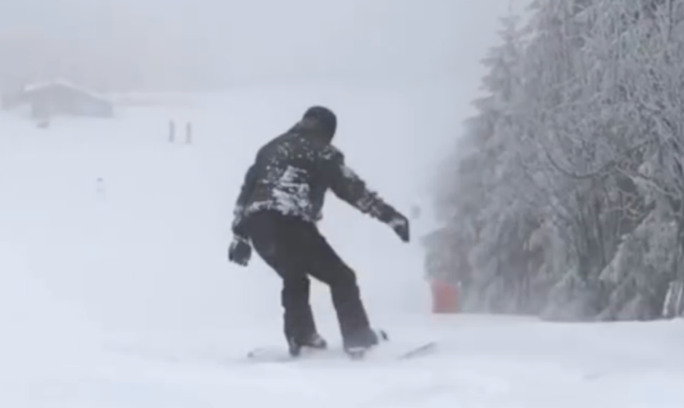 Aj váš 76-ročný dedko snowboarduje..? Česká legenda ohromila výkonmi na svahu!