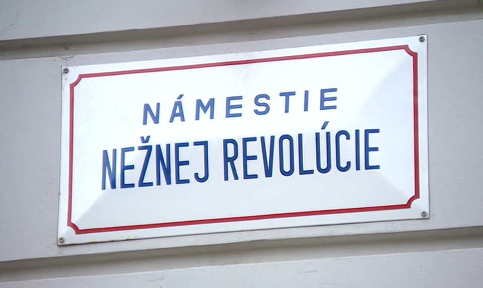 Výročie Nežnej revolúcie: Niektoré školy a firmy napriek zrušenému voľnu zatvoria