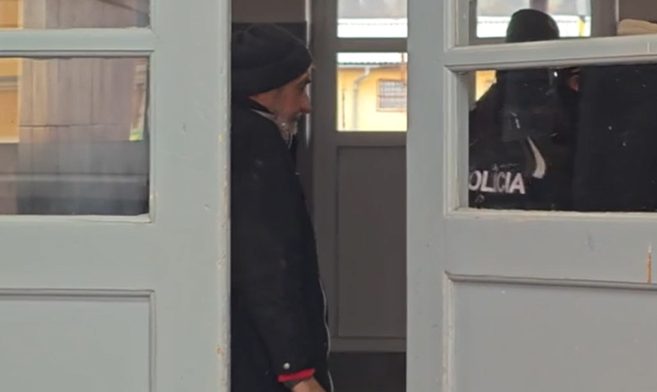 Muži okradli spiaceho dôchodcu v čakárni železničnej stanice. Obvinili ich z lúpeže