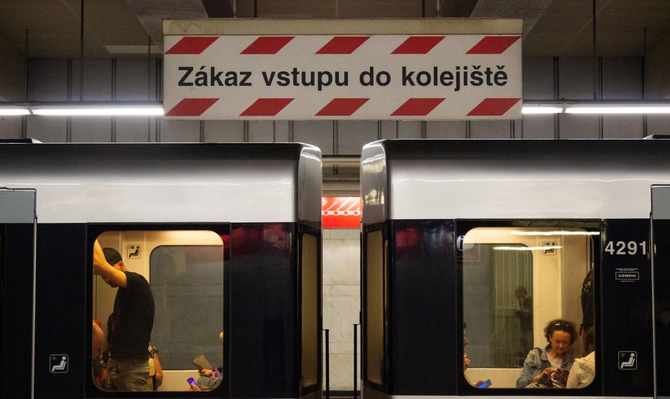 Metro v Prahe zrazilo ženu: Bola zakliesnená pod súpravou
