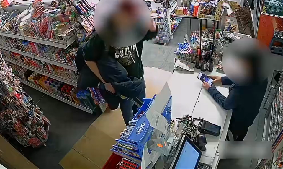 Muž napadol predavačku motorovou pílou. Polícia ho obvinila z pokusu o vraždu