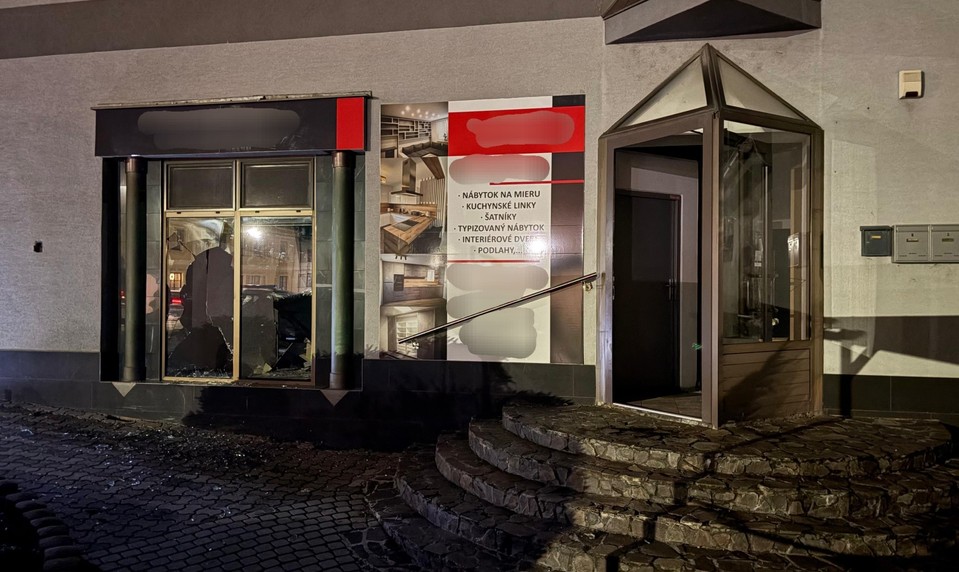 Polícia vyšetruje poškodenie bankomatu vo Vrbovom, po páchateľovi intenzívne pátra