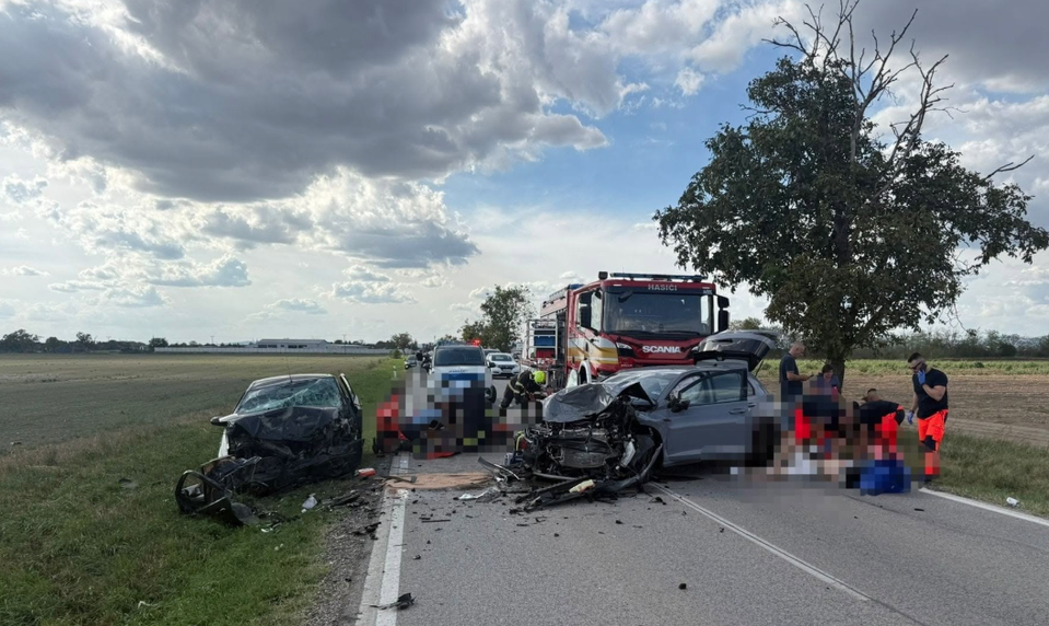 Vážna nehoda uzavrela cestu v okrese Senec. Po zrážke hlásia štyroch zranených