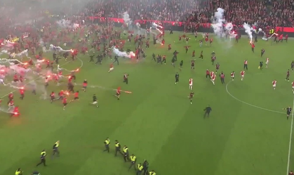 Pražské derby prerušili po útoku na hráčov Sparty, polícia rieši výtržníctvo