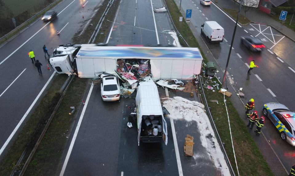 Na D1 pri Ilave zomrel vodič dodávky po náraze do prevráteného návesu