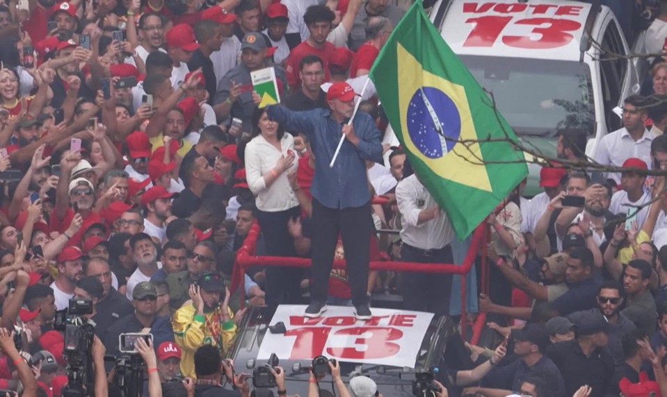 Bolsonaro neuznáva víťazstvo Lulu da Silvu. Chce anulovať prezidentské voľby