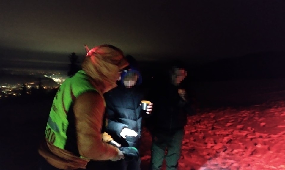 Tínedžeri bez vody a výstroja uviazli na turistickom chodníku. Skončili v rukách záchranárov