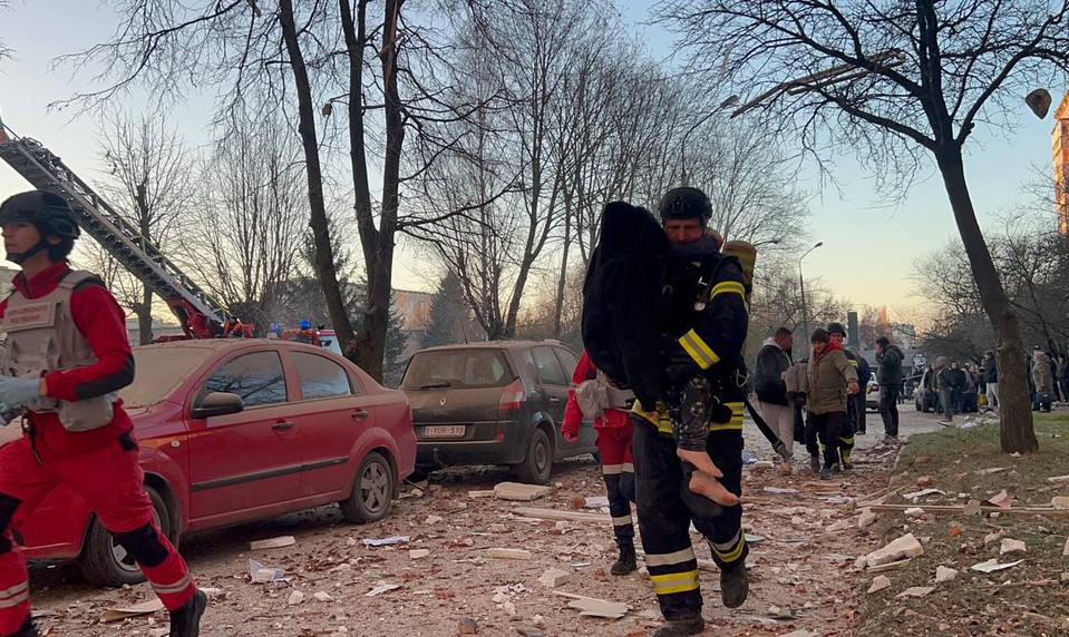 1365. deň na Ukrajine: Nočný útok zasiahol poschodové domy v Ternopile, medzi mŕtvymi sú aj deti