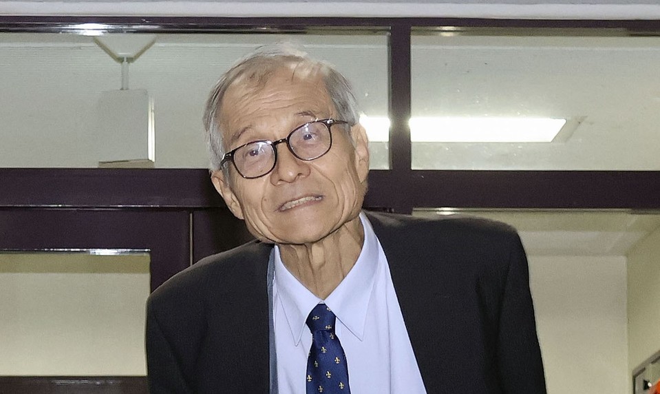 Nobelova cena za chémiu patrí  Francúzovi Henrimu B. Kaganovi a Japoncovi Kensovi Soaiovi