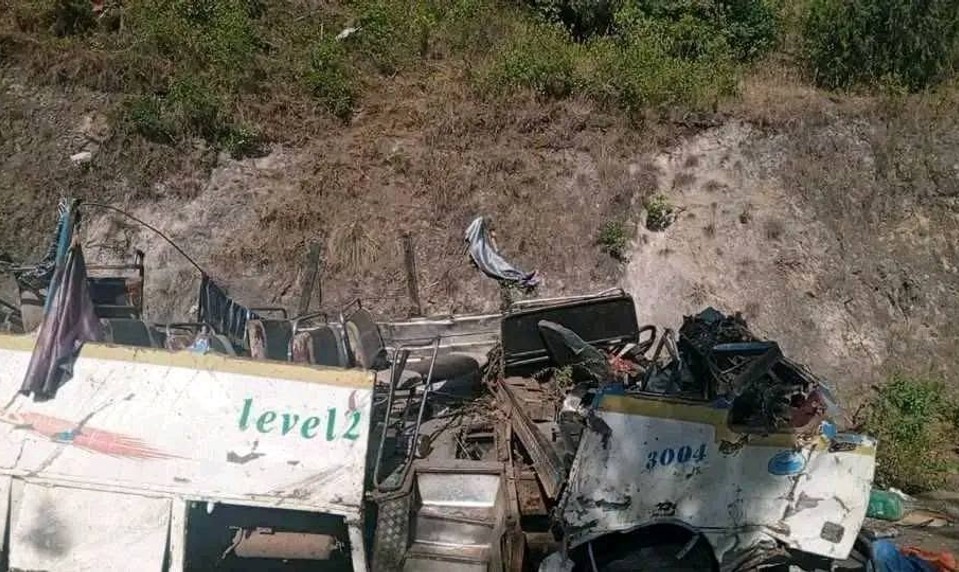Autobus zišiel z cesty do rokliny, potvrdili najmenej 31 obetí