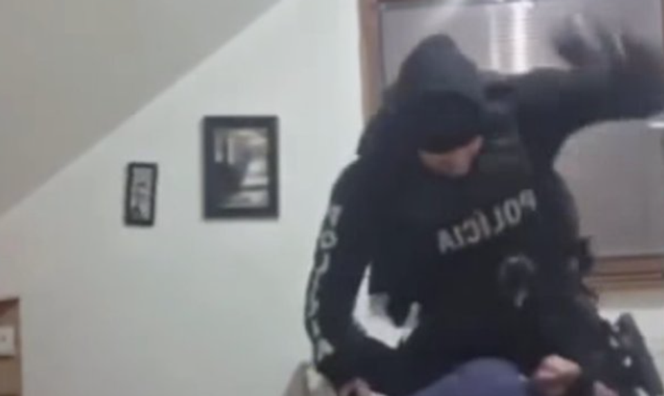 Policajná inšpekcia vyšetruje incident, kde policajt bil muža v Slovenskej Ľupči