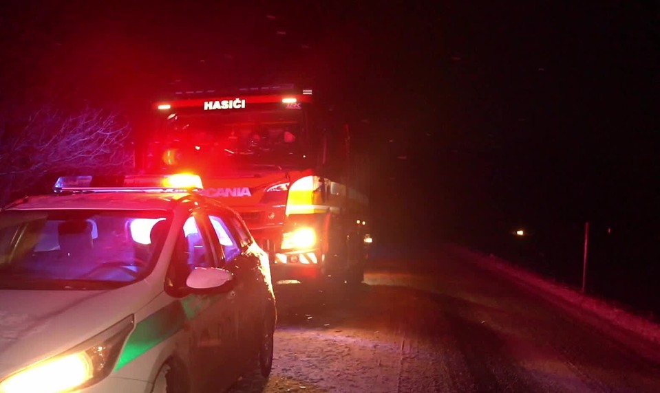 Vodič dostal šmyk a skončil v stromoch, auto zastavilo tesne pred riekou