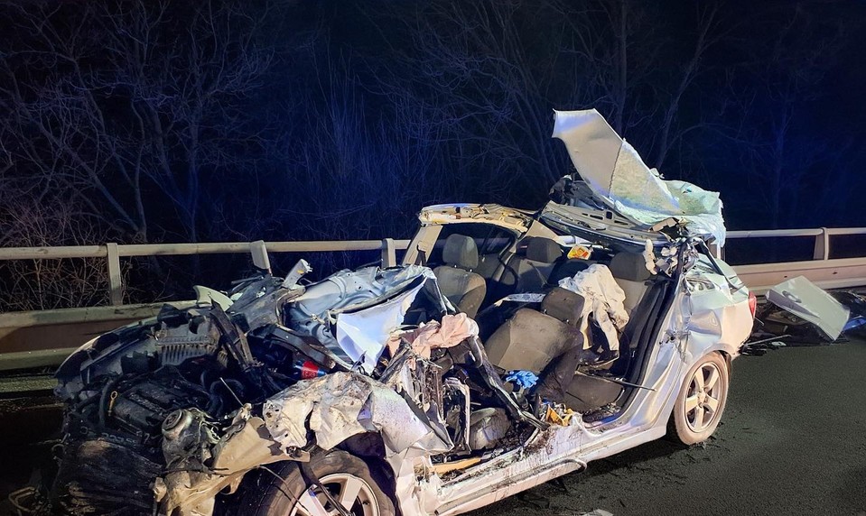 Auto zostalo zakliesnené pod návesom. Pri nehode zasahovali slovenskí aj českí hasiči