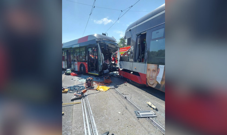 V Prahe sa zrazila električka s autobusom. Zatiaľ hlásia 15 zranených